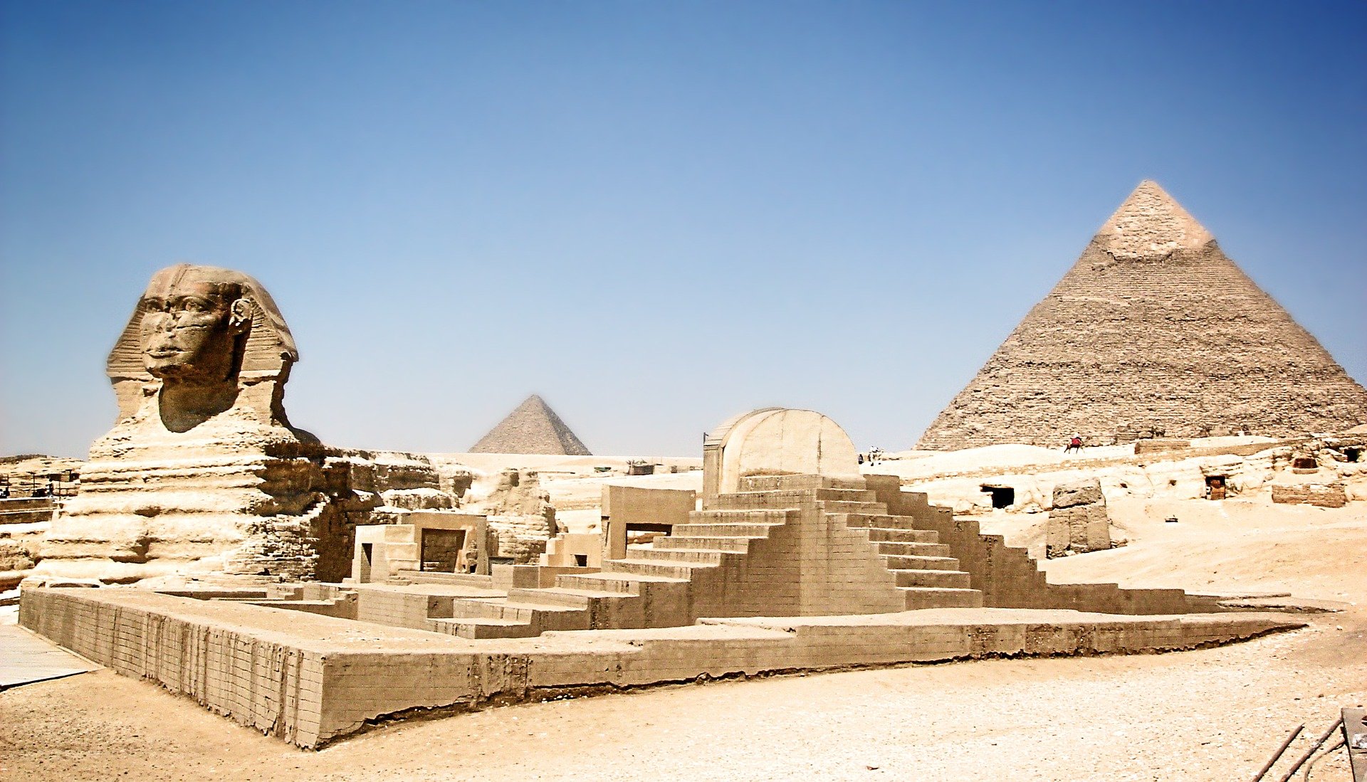 Majestátní pyramidy v Gíze a Káhira